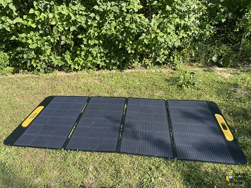 Das faltbare Solarpanel der VTOMAN Slashspeed 1500 liegt ausgefaltet auf der Wiese.